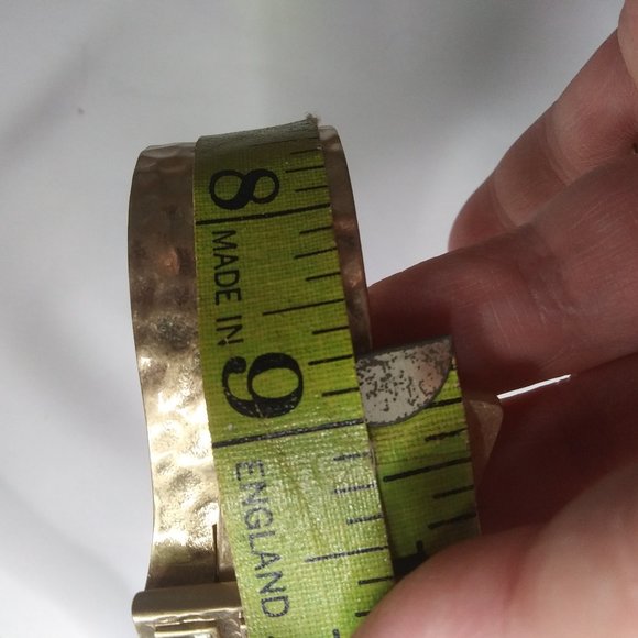 Lia Sophia That’s a Wrap Cuff Bracelet Brutalist vibes Hammered gold tone metal - Picture 7 of 16